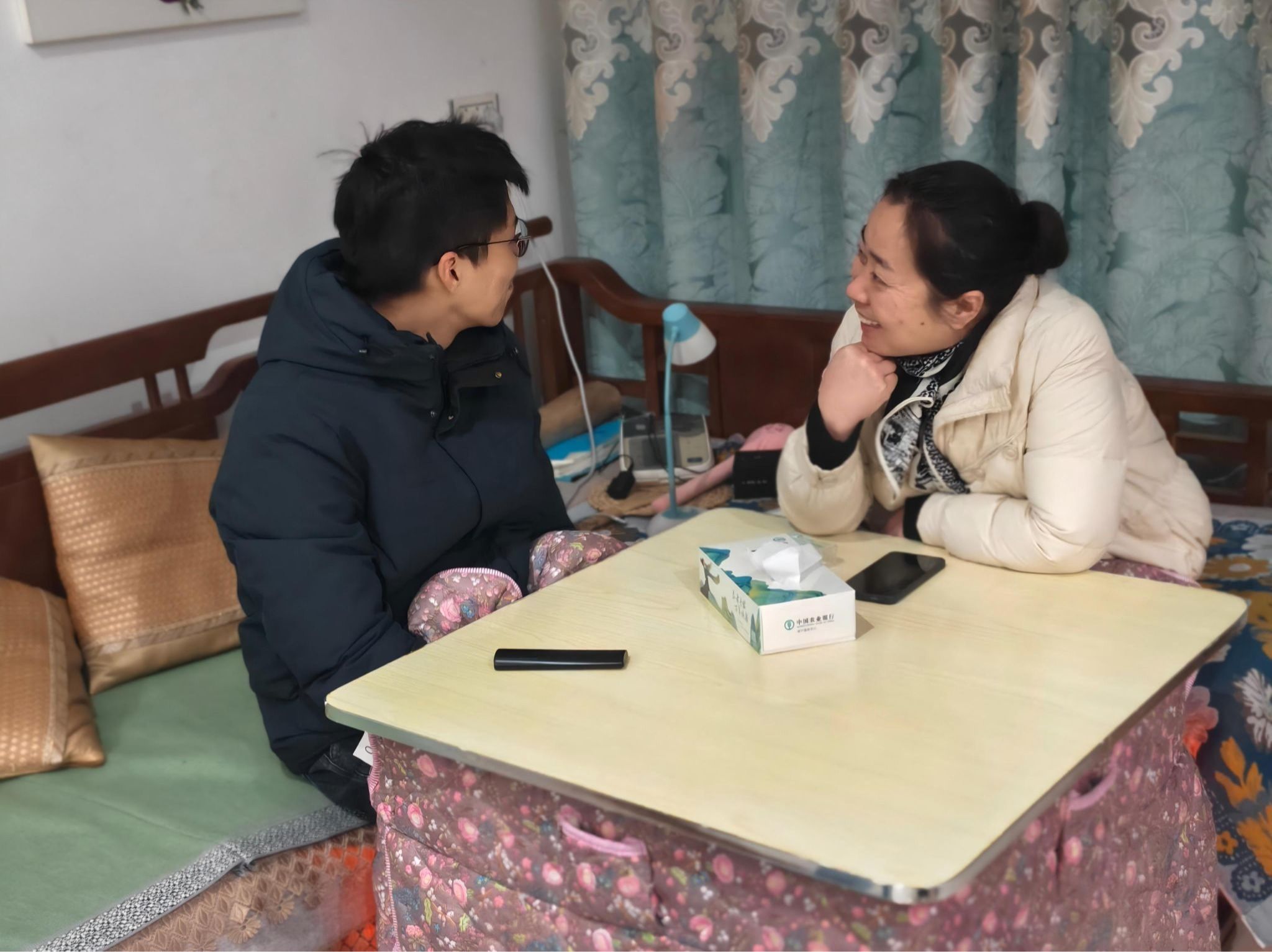 寒假暖心一幕！武昌理工学院学子把客厅变成“第二课堂”