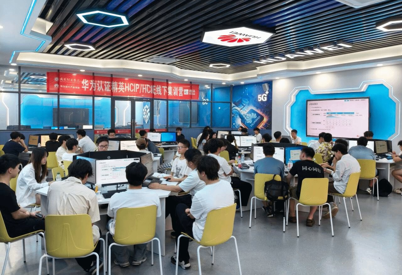 94名师生拿下华为HCIP/HCIE认证！武昌理工校企共建产业学院交出亮眼成绩单